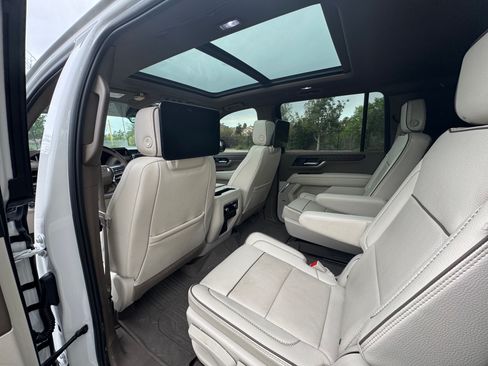 Used 2025 GMC Yukon XL Denali w/ Denali Reserve Package image 12