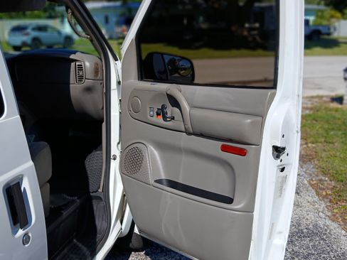 Used 2005 Chevrolet Astro w/ Convenience Package image 12