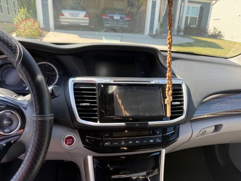 Used 2017 Honda Accord EX-L image 13