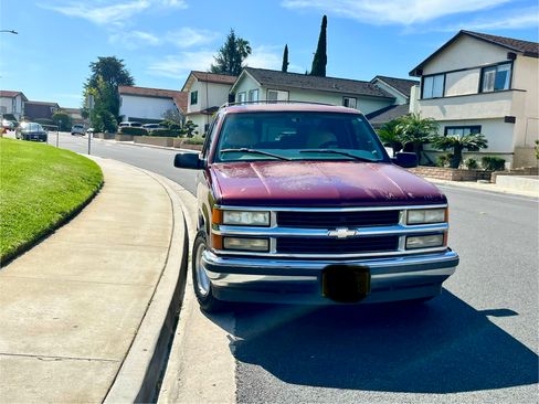 Used 1998 Chevrolet Suburban 2WD w/ Preferred Equipment Group 3 image 2
