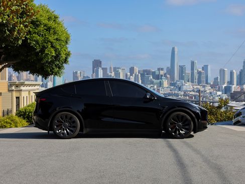 Used 2022 Tesla Model Y Performance image 2