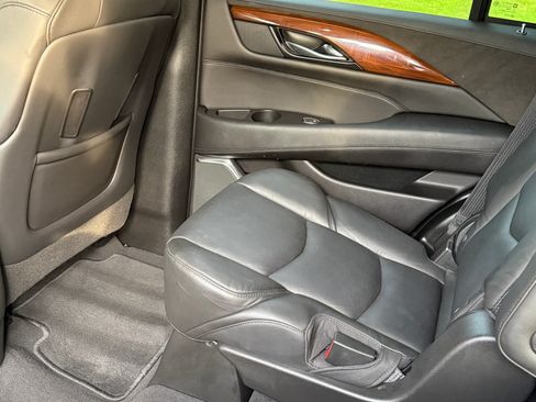 Used 2019 Cadillac Escalade Luxury RWD image 16