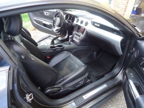 Used 2017 Ford Mustang Premium image 18