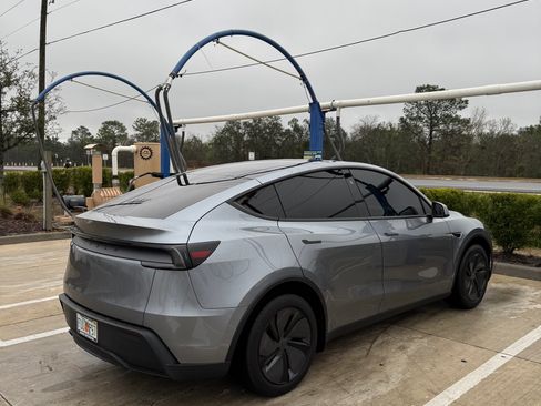 Used 2026 Tesla Model Y Long Range RWD image 1