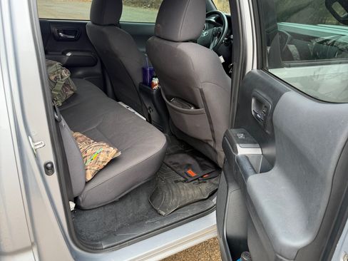 Used 2017 Toyota Tacoma TRD Sport image 10