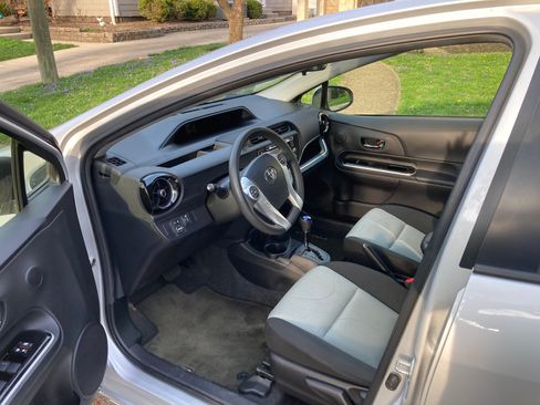 Used 2016 Toyota Prius C Three image 4