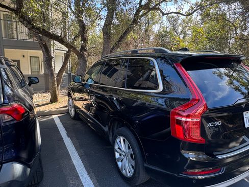 Used 2017 Volvo XC90 T6 Momentum w/ Vision Package image 2