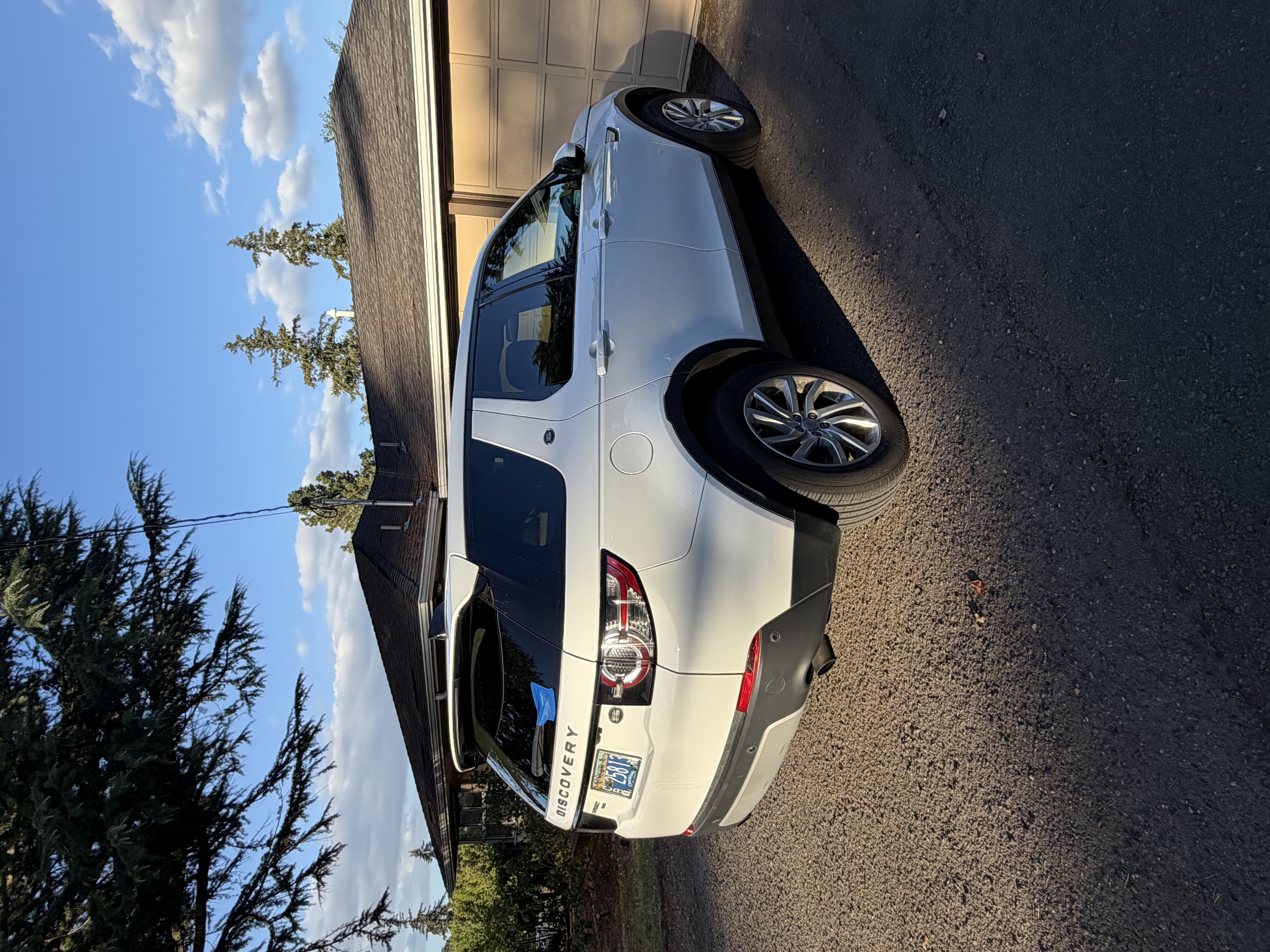 Used 2019 Land Rover Discovery Sport HSE AWD/4WD image 2