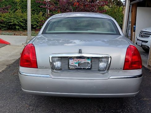 Used 2006 Lincoln Town Car Designer Series RWD image 4
