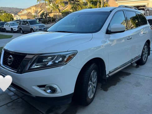 Used 2016 Nissan Pathfinder SL w/ Cargo Package FWD image 2