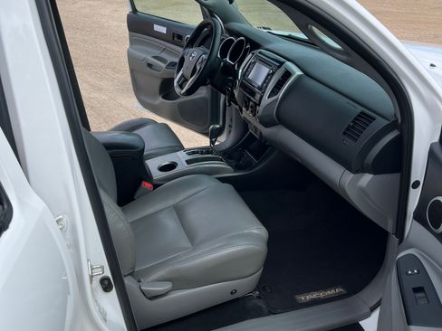 Used 2015 Toyota Tacoma 4x4 Double Cab w/ TRD Off-Road Package image 10
