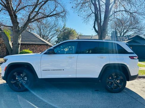 Used 2023 Jeep Grand Cherokee Limited w/ Black Appearance Package image 5