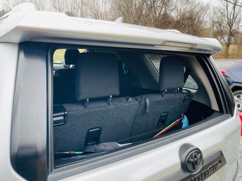 Used 2012 Toyota 4Runner SR5 w/ Convenience Pkg image 6