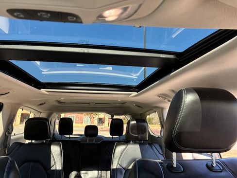 Used 2019 Chrysler Pacifica Limited image 11