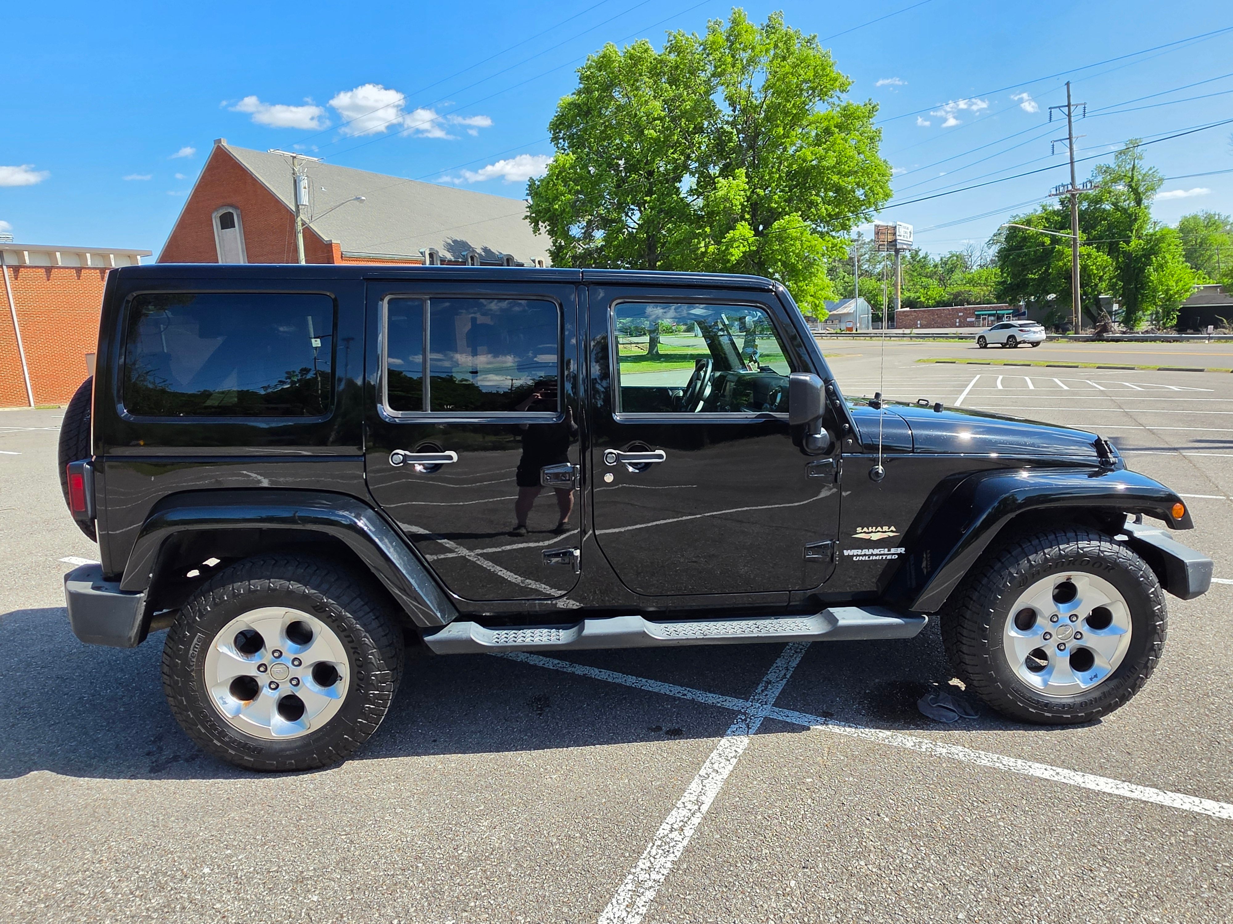 Used 2015 Jeep Wrangler Unlimited Sahara w/ Connectivity Group AWD/4WD image 8