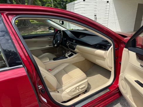Used 2014 Lexus ES 350 w/ Luxury Package FWD image 6