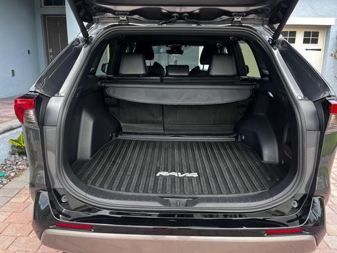 Used 2024 Toyota RAV4 XSE AWD/4WD image 5