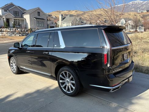 Used 2022 Cadillac Escalade ESV Premium Luxury Platinum image 2