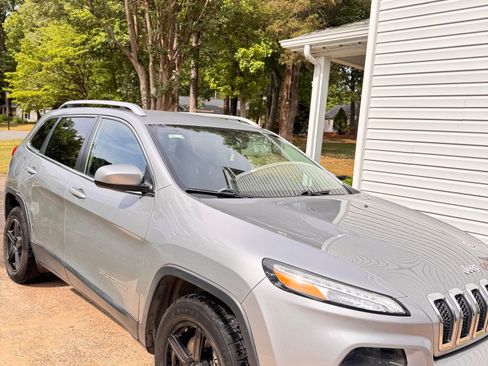 Used 2016 Jeep Cherokee Latitude FWD image 16