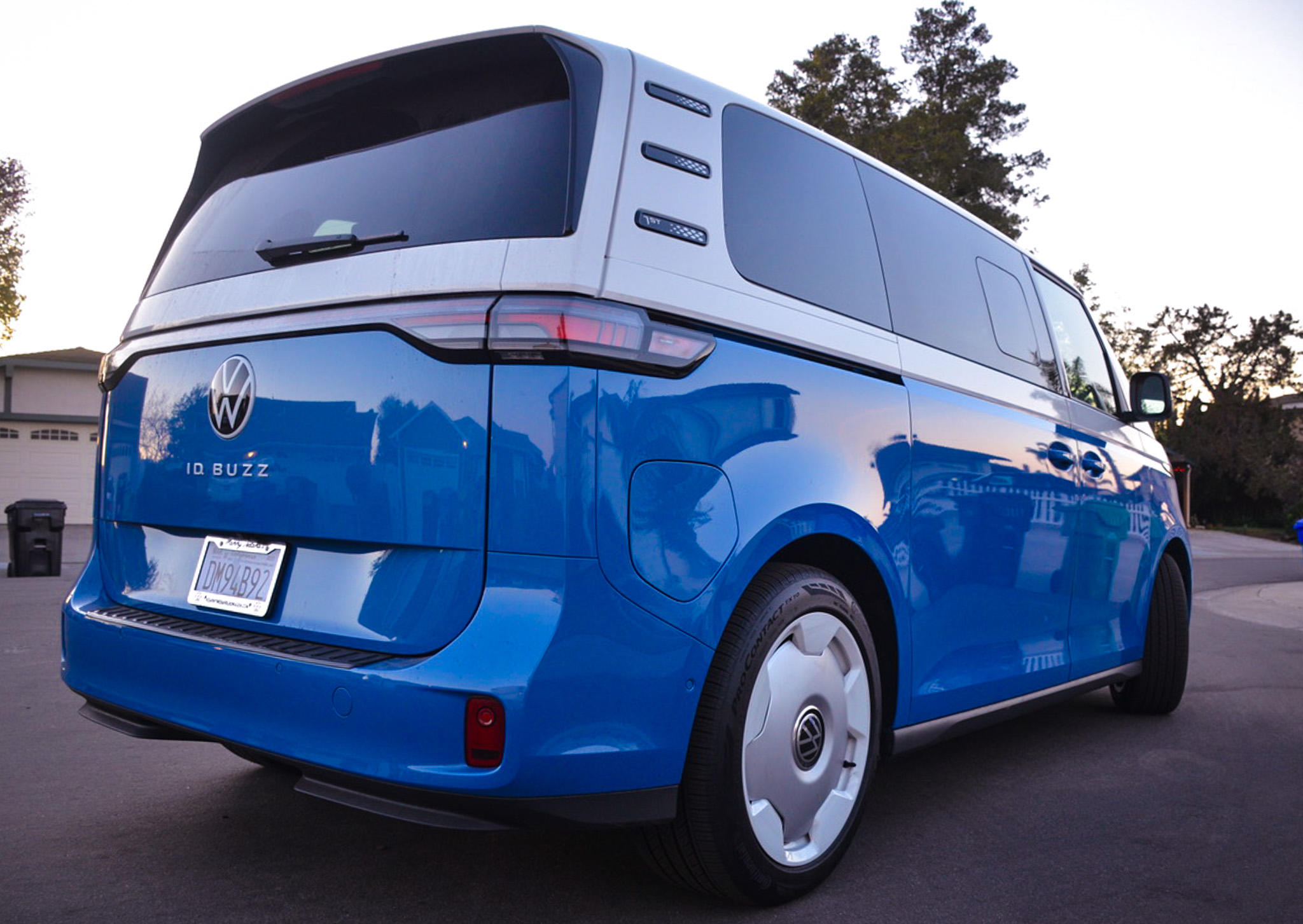 Used 2025 Volkswagen ID. Buzz 1st Edition RWD image 5