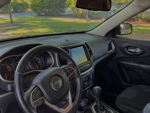 Used 2016 Jeep Cherokee Latitude FWD image 10