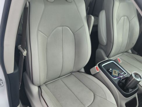 Used 2018 Chrysler Pacifica Limited w/ Tire & Wheel Group image 8