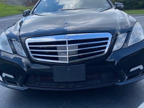 Used 2010 Mercedes-Benz E 550 4MATIC Sedan image 1