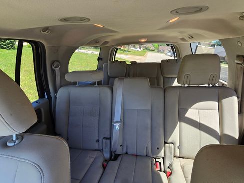 Used 2010 Ford Expedition EL XLT image 9