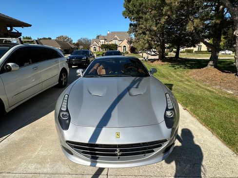 Used 2015 Ferrari California T RWD image 10