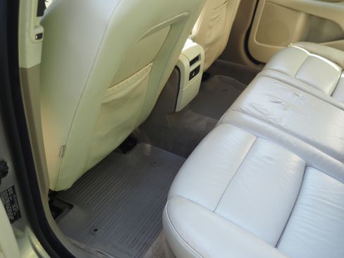 Used 2008 Volvo V70 FWD image 10
