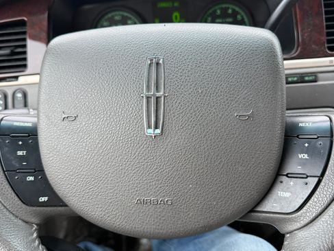 Used 2008 Lincoln Town Car Signature Limited image 12