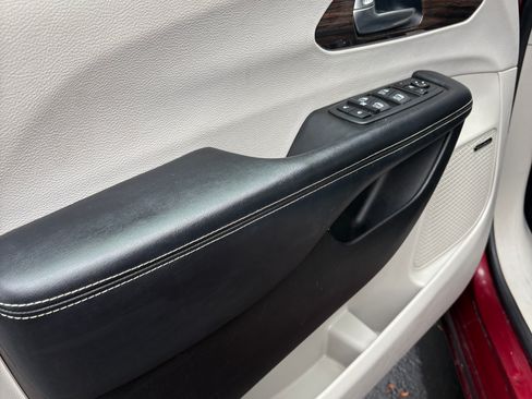 Used 2021 Chrysler Pacifica Limited w/ Premium & Safety Sphere Group image 10