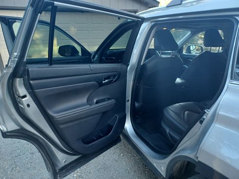 Used 2020 Toyota Highlander XLE image 11