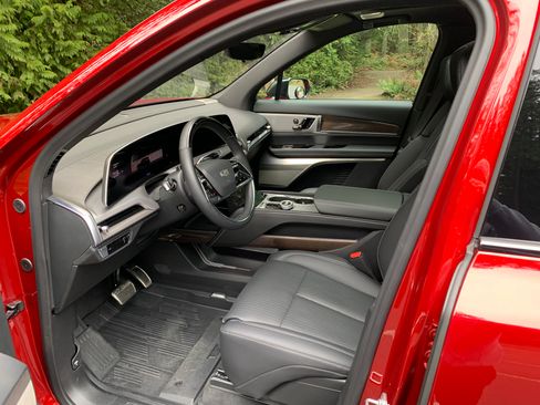 Used 2026 Cadillac Vistiq Luxury image 9