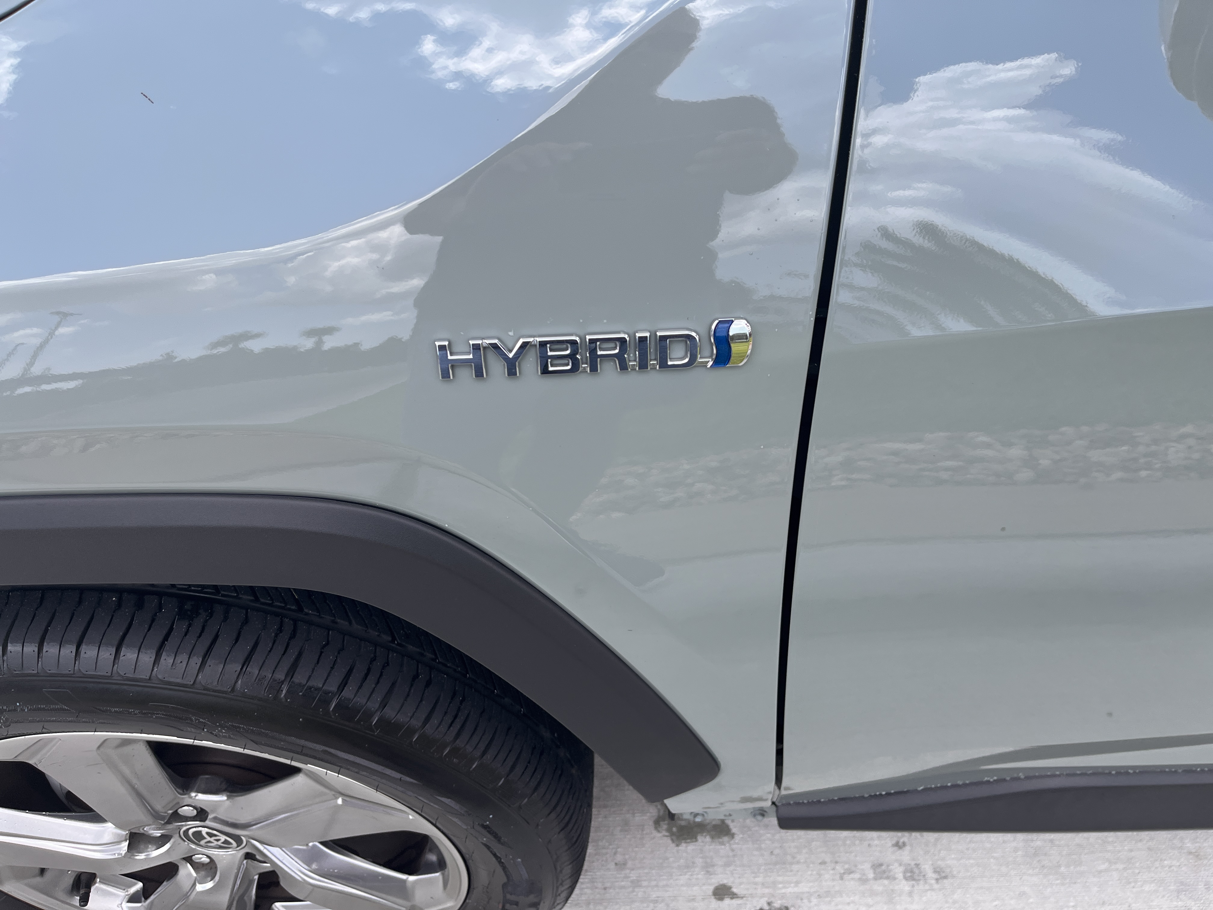 Used 2021 Toyota RAV4 XLE Premium AWD/4WD image 5