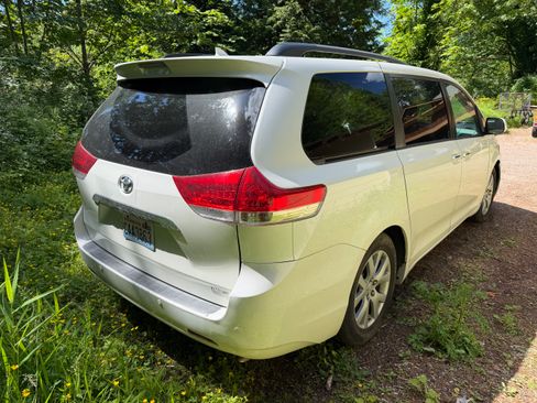 Used 2011 Toyota Sienna Limited w/ Premium Pkg FWD image 4