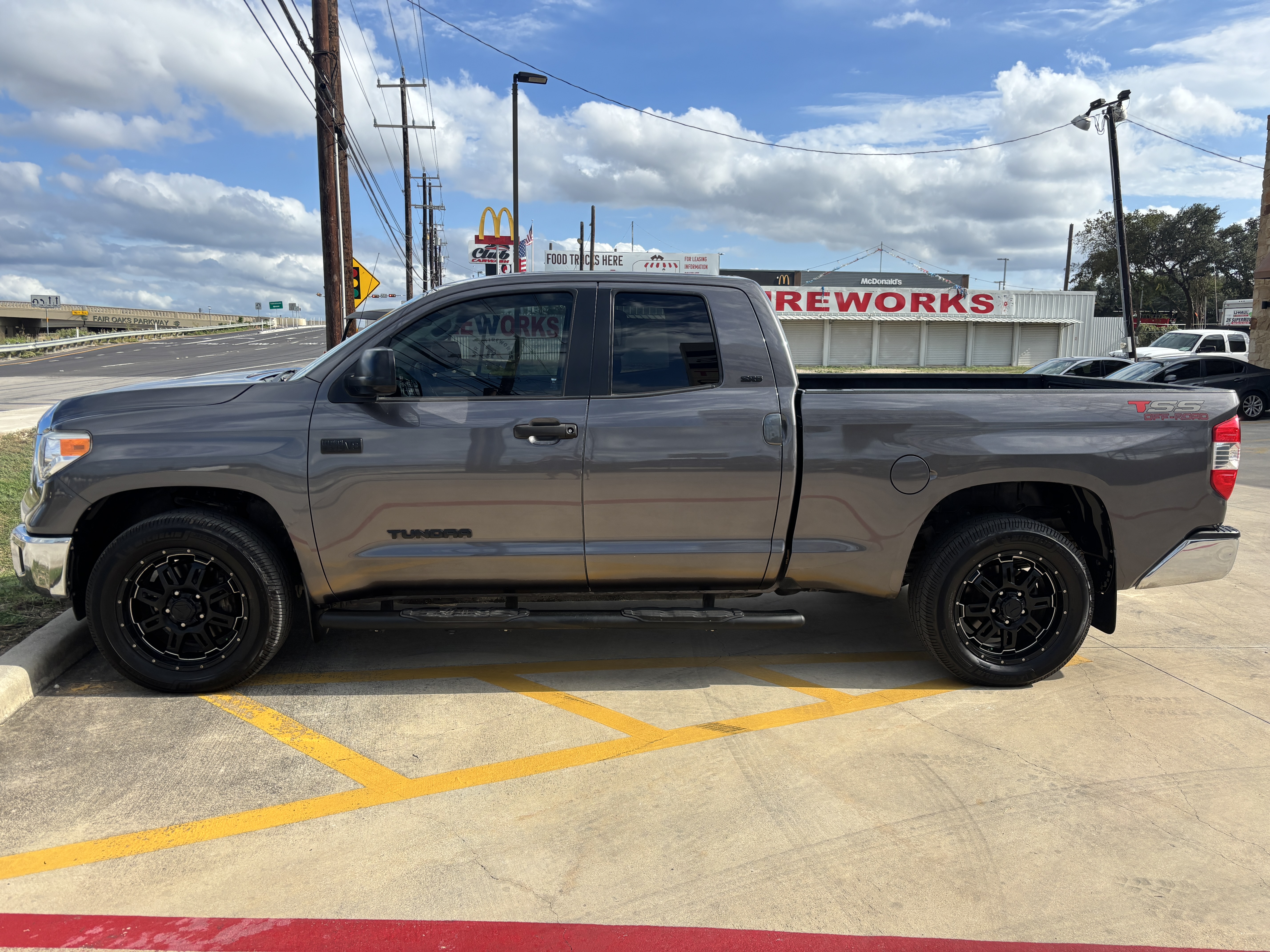 Used 2016 Toyota Tundra SR5 w/ SR5 Upgrade Package RWD image 1
