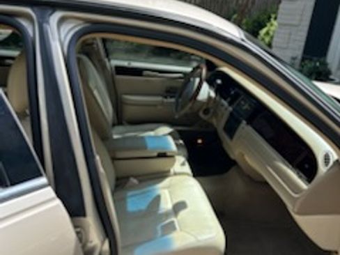 Used 2010 Lincoln Town Car Signature Limited RWD image 6