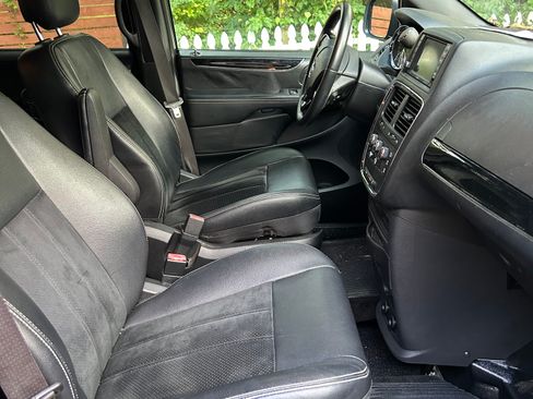 Used 2016 Dodge Grand Caravan SXT image 4