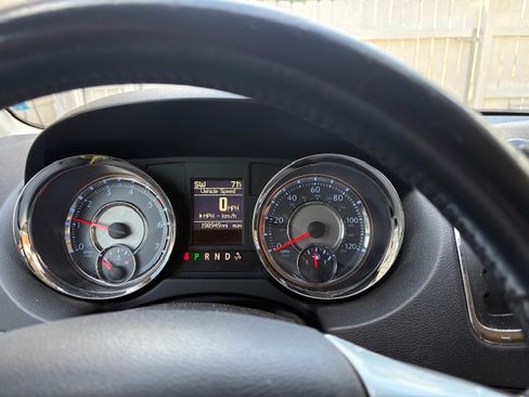 Used 2013 Chrysler Town & Country Touring image 9