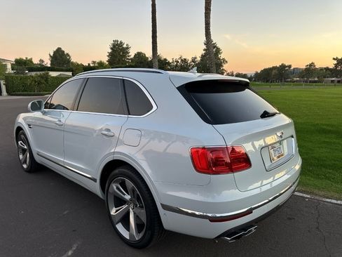Used 2020 Bentley Bentayga Plug-In Hybrid image 8