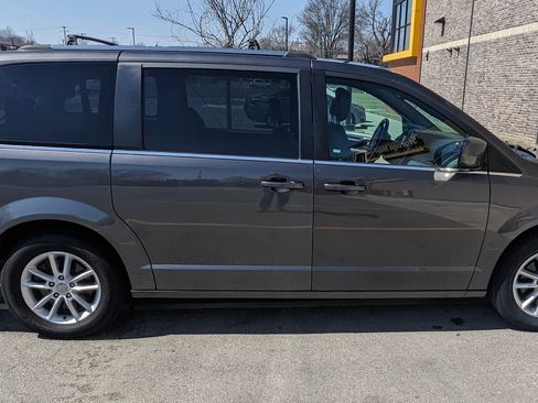 Used 2019 Dodge Grand Caravan SXT image 8