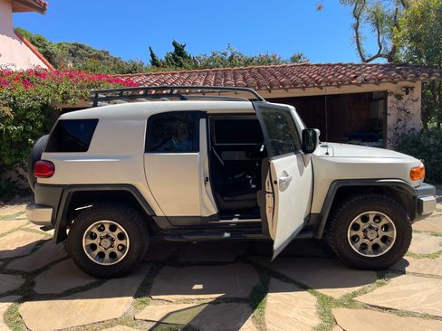 Used 2013 Toyota FJ Cruiser Sport Utility 2D w/ Upgrade Pkg image 15