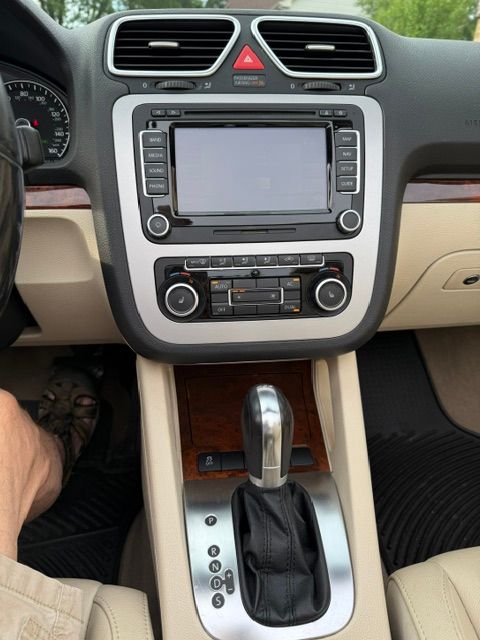Used 2012 Volkswagen Eos Executive FWD image 4