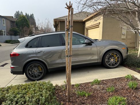 Used 2016 Porsche Cayenne Turbo S image 4
