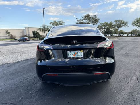 Used 2022 Tesla Model Y Long Range image 8