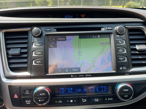 Used 2019 Toyota Highlander XLE image 17