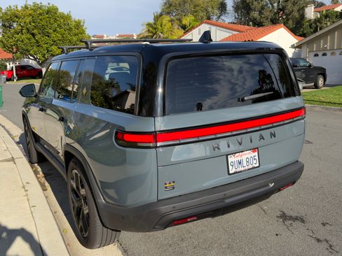 Used 2025 Rivian R1S Premium image 9