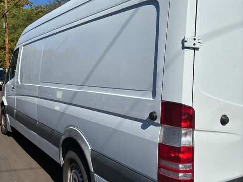 Used 2016 Mercedes-Benz Sprinter 2500 image 9