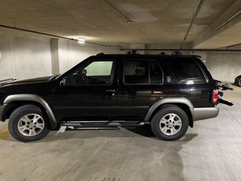 Used 2001 Nissan Pathfinder SE AWD/4WD image 2
